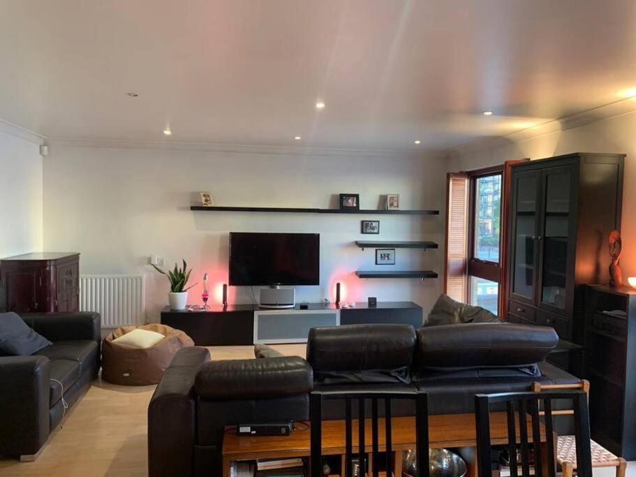 Lovely Room, Free Parking In Private Gated Place London Exterior photo