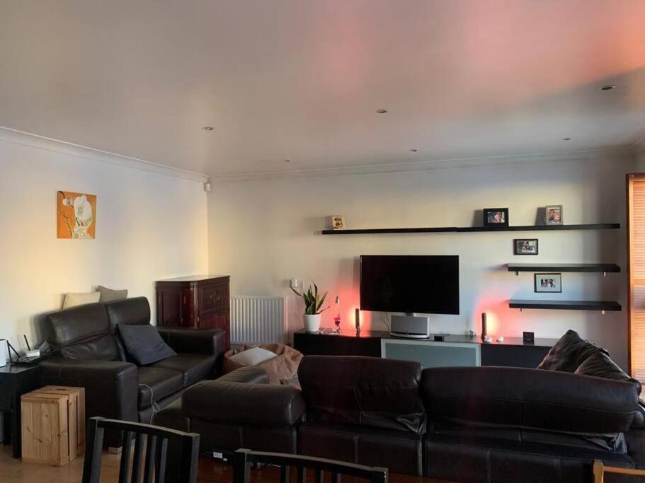Lovely Room, Free Parking In Private Gated Place London Exterior photo