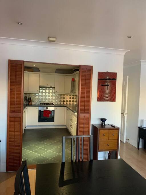 Lovely Room, Free Parking In Private Gated Place London Exterior photo