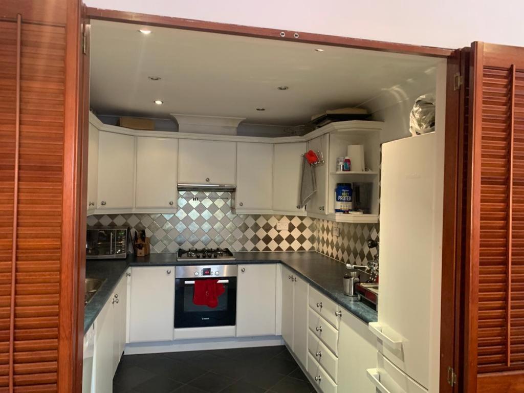 Lovely Room, Free Parking In Private Gated Place London Exterior photo